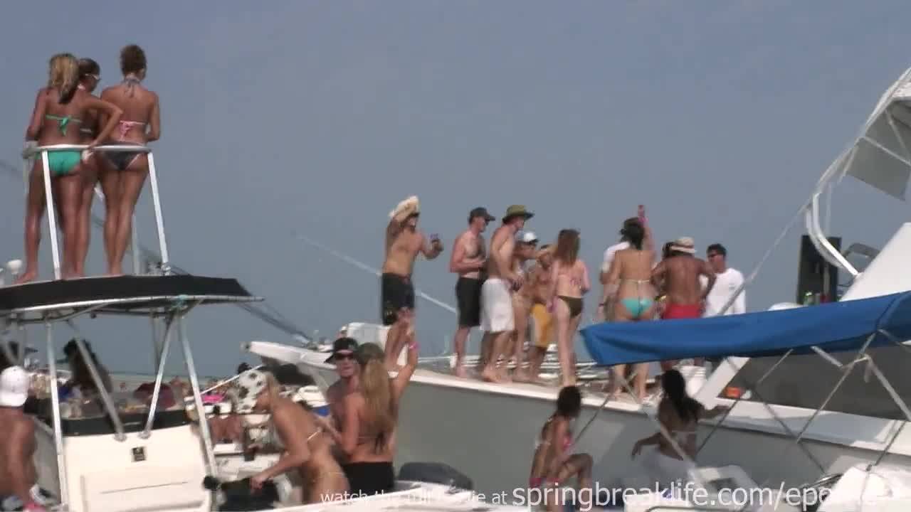 Развязные шаболды развлекаются на яхте с мальчиками