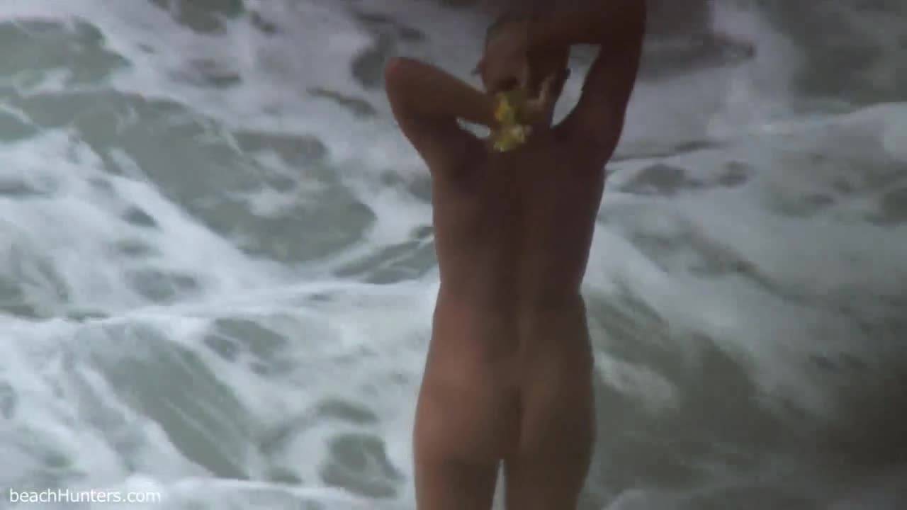 Водичка затекает в сочную киску блондиночки на пляже