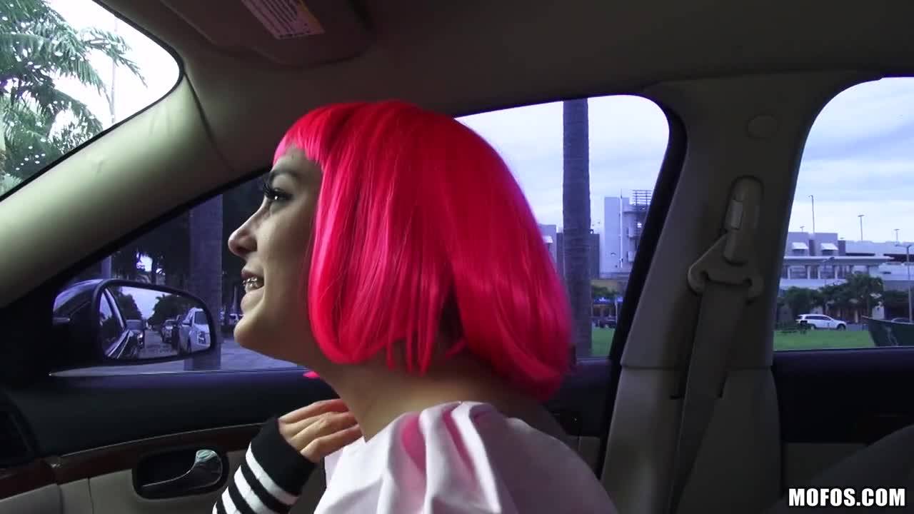 Рыженькая девочка кукольной внешности с зонтиком занимается сексом