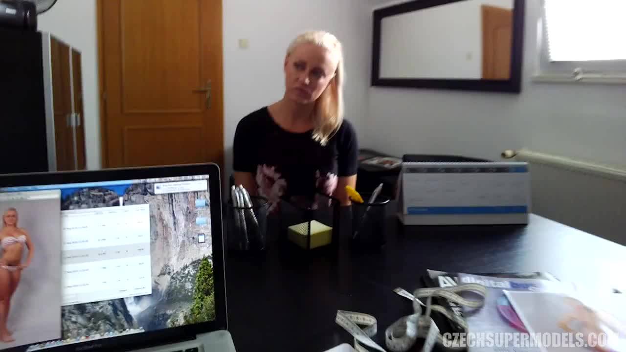 Блондинка на кастинге в чешскую порнушку 