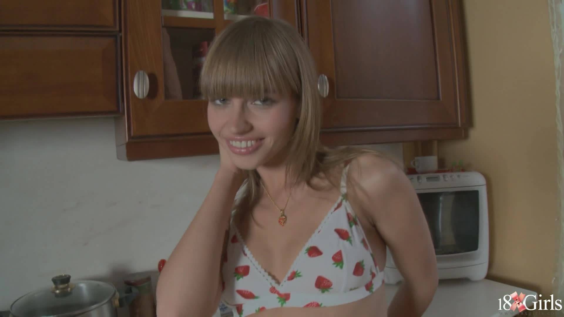 Обворожительная блондинка забавляется с пластиковым дружком на кухне
