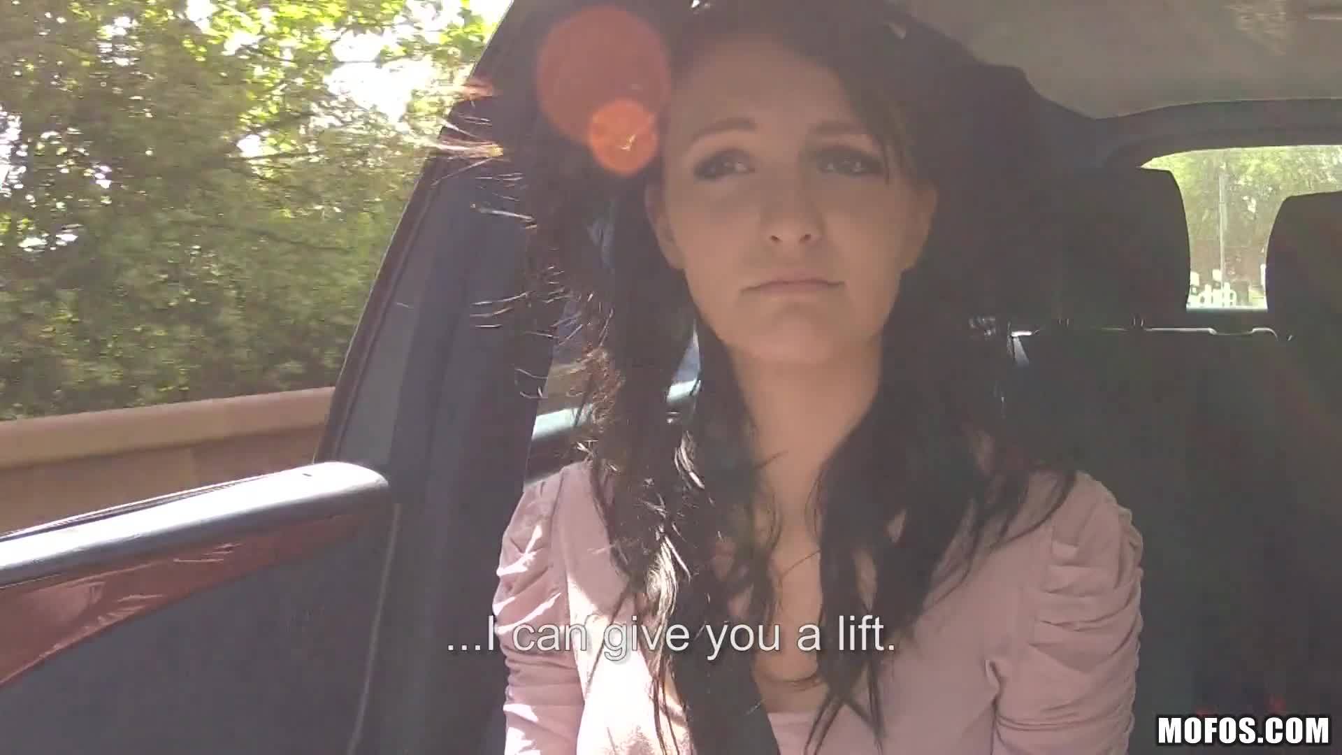Молодая девчуля ловит автостоп и отдается в автомобиле