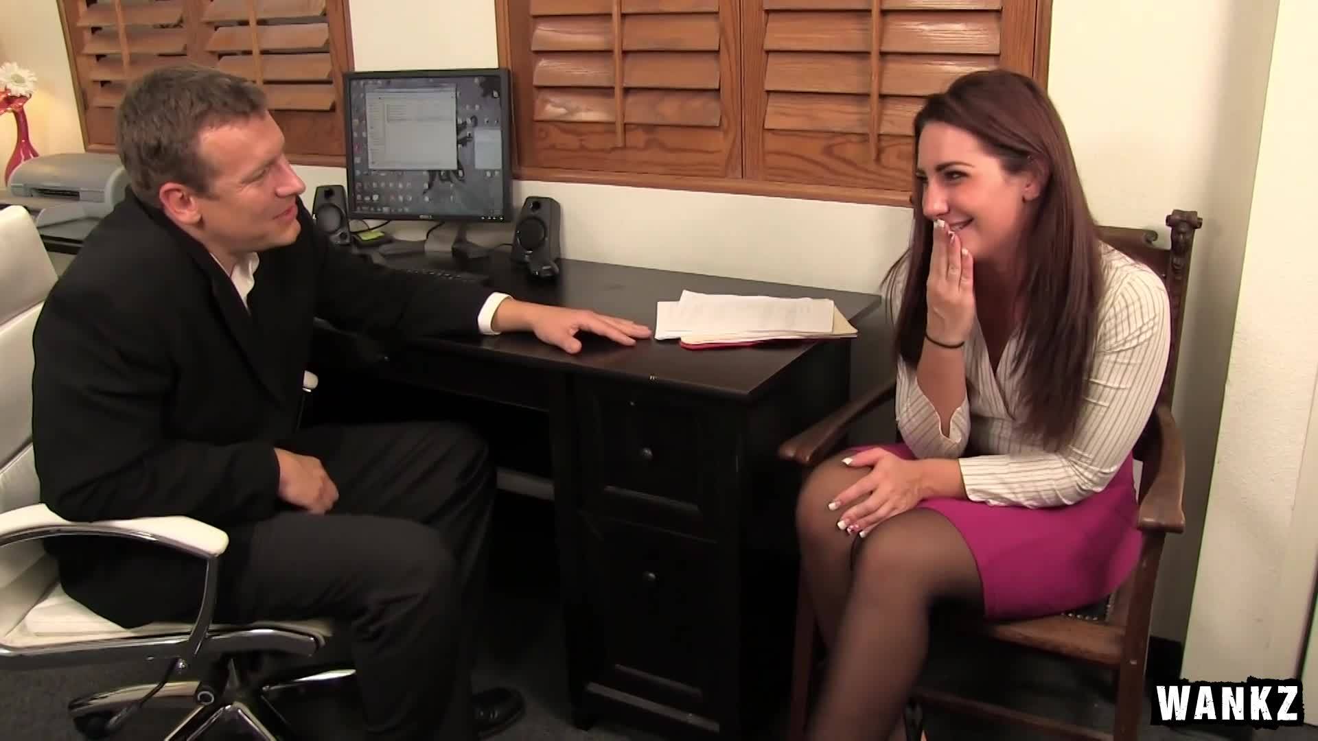 Взрослый мужик имеет свою секретаршу в офисе