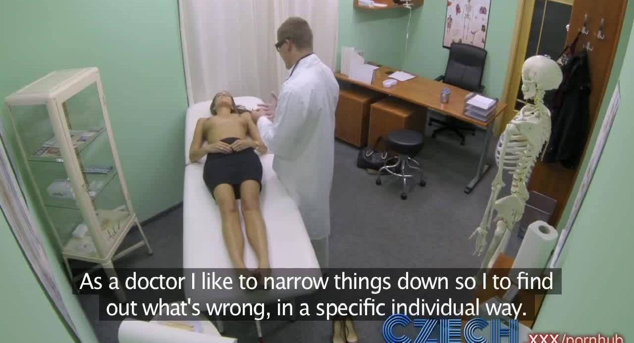 Русая девушка пришла на осмотр к доктору и получила оргазм