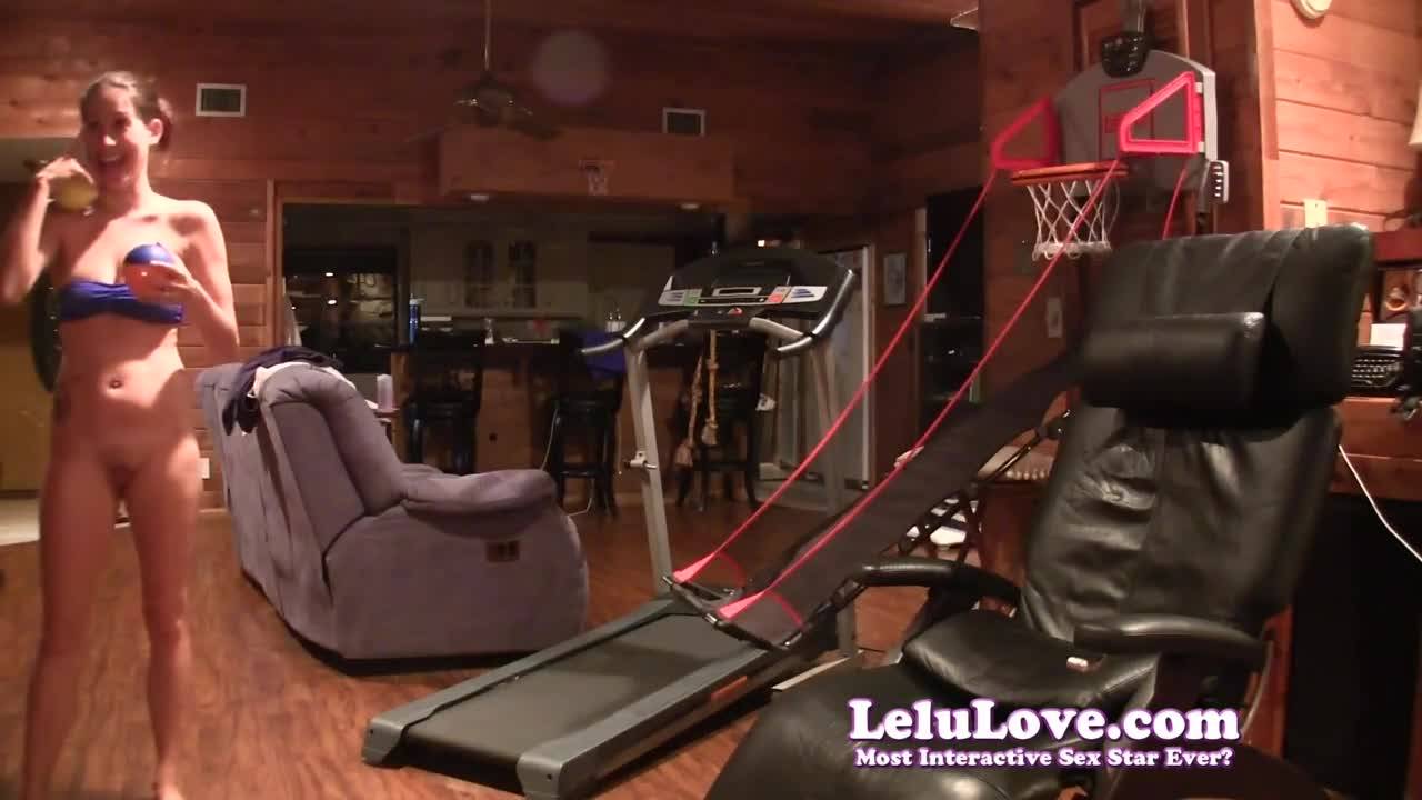 Лелу Лав играет с парнем в баскетбол и получает куни