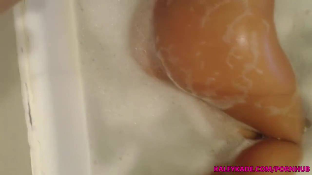 Брюнеточка Калей Кейд принимает ванну и снимает себя на камеру