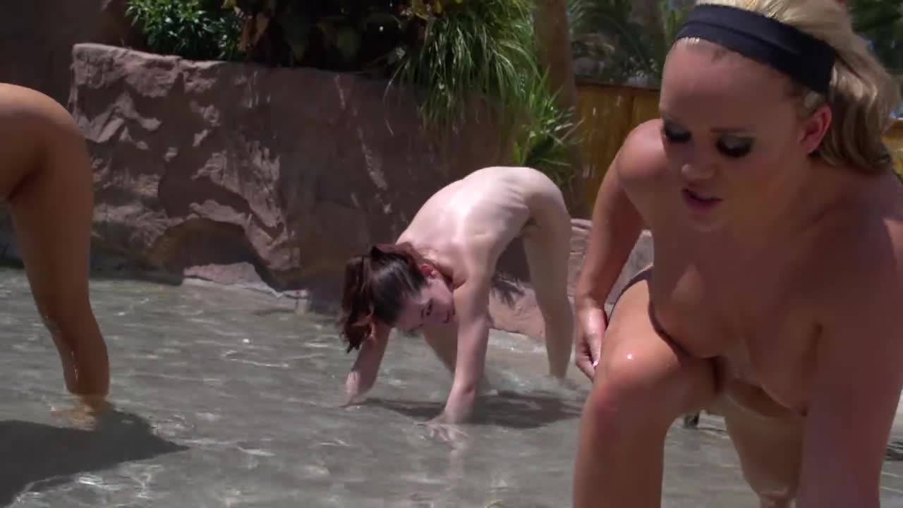 Три молоденькие спортсменки разминаются голенькими в бассейне