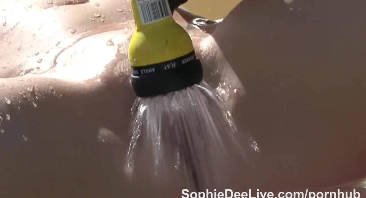 Sophie Dee балуется в прохладной воде со своими большими сиськами