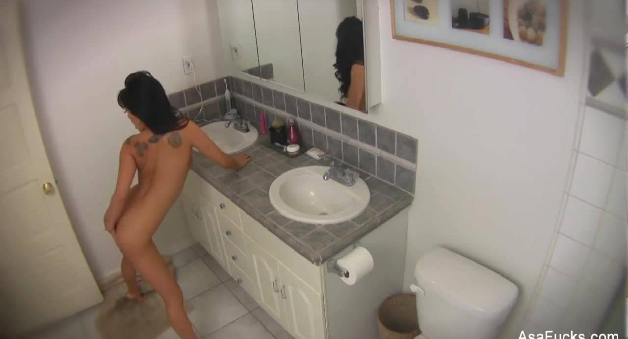 Азиаточка мастурбирует в ванной.
