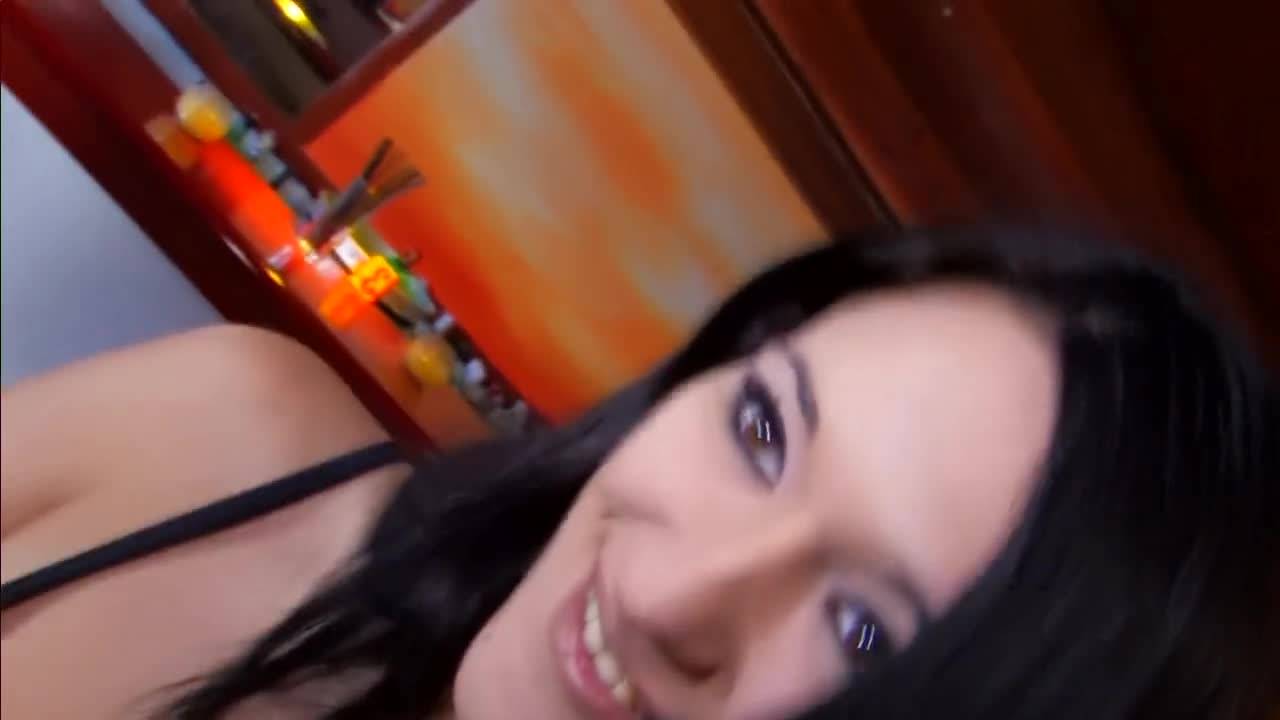 Деваха занялась сексом на камеру в трах баре