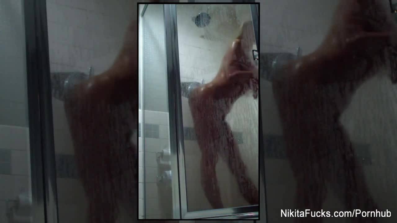 Скрытая камера сняла, как сисястая блондинка принимает душ