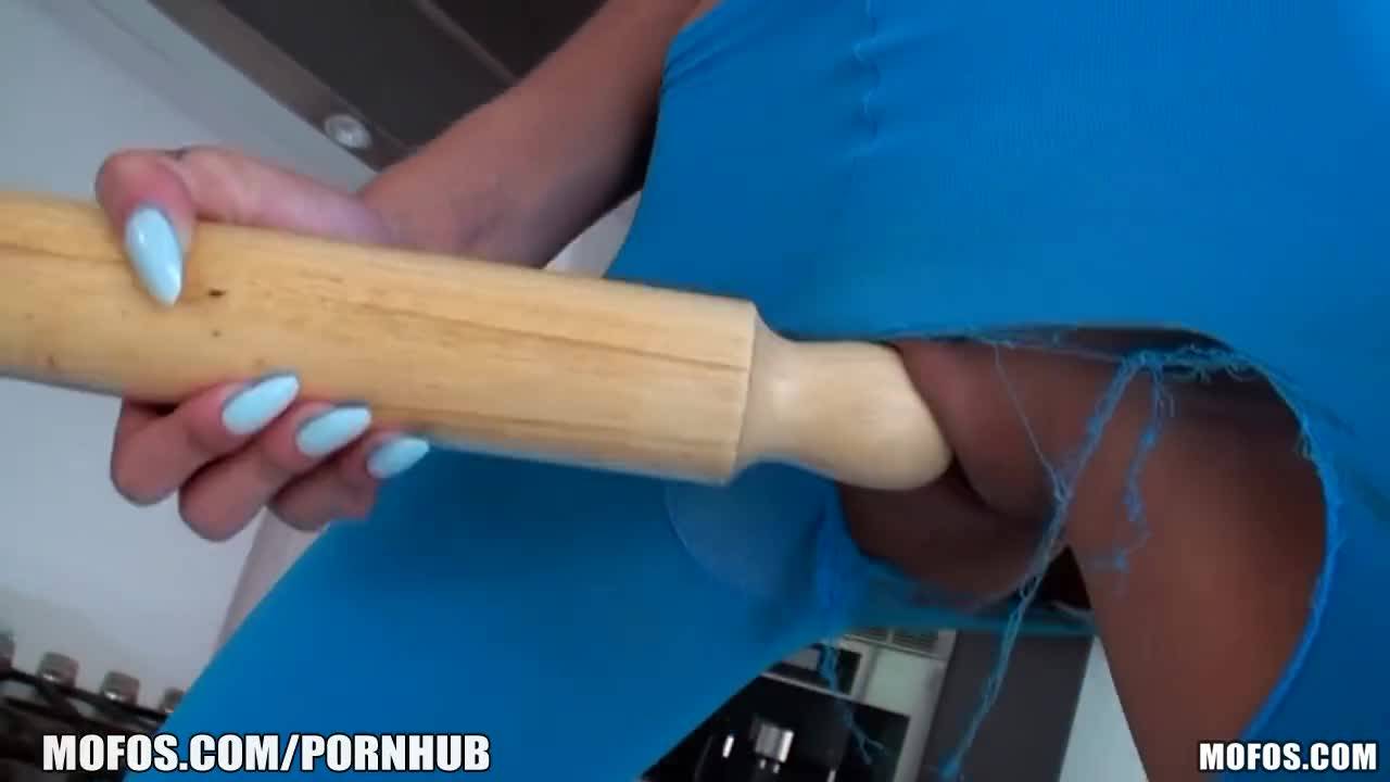 Сексуальная домохозяйка развлекается на кухне 