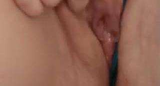 Девка мастурбирует пизду пальцами