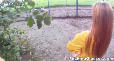 Парень пикапит блондинку в жёлтой куртке и ебёт её в парке
