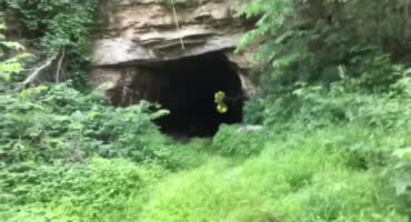 Парочка подростков развлекаются в пещере на природе