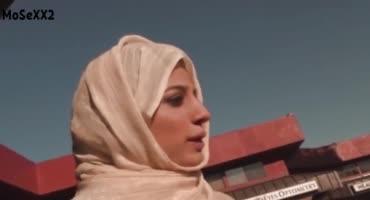 Красавицу в хиджабе круто трахает негр с большим болтом 