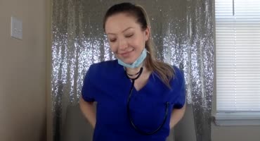 Молодая медсестра дрочит щель на обеденном перерыве