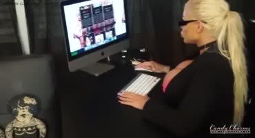 Сисястая блондинка отсасывает пенис парню в офисе