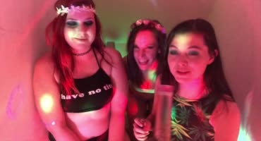 Подружки вошли в приватный чат и устроили шоу