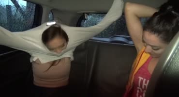 две молоденькие красотки ласкают свои киски в машине
