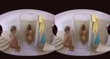 Две лесбияночки принимают душ и занимаются плотскими утехами в ВР