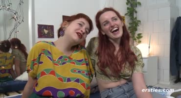 Две лесбиянки делят между собой дилдо на кровати