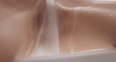 Две стройные красотки лижут друг другу киски в ванной