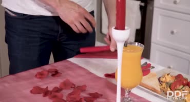 Влюбленная парочка занимается невероятно красивым сексом на кухне