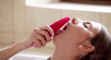 Красавица мастурбирует в ванной красным вибратором