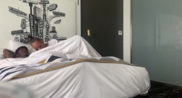 Жопастая негритянка сношается с негром в домашнем порно на кровати