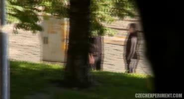 Чешская малышка трахается с парнем на улице