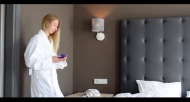 Красивая блондинка релаксирует с дилдо на кровати