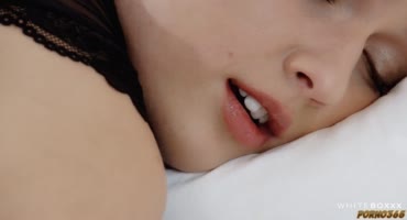 Молодая брюнеточка испытала неподдельное удовольствие во время утреннего секса