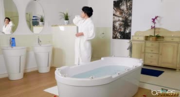 Лорен Минарди набрала теплую ванну для секса