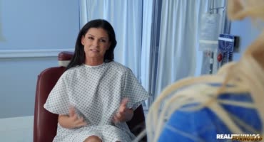 Милая медсестра отменно довела пациентку до оргазма