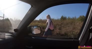 Русский парнишка подвез белокурую студентку и ловко имеет ее на природе