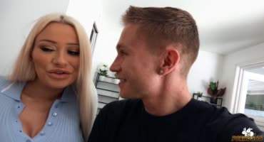 Потасканная блондинка с огромный грудью занялась дома сексом на камеру