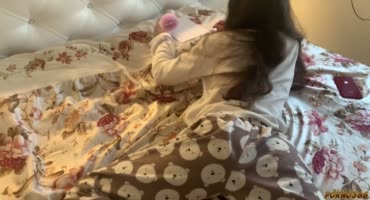 Пацанчик ублажает 18-летнюю подругу на кровати в домашнем видео