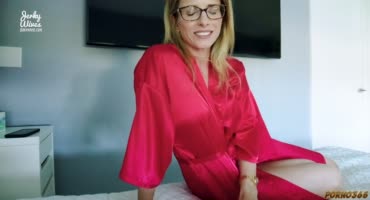 Сексуальная дамочка в красном халатике трахается на блоку в кровате