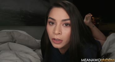Сексуальная брюнетка жахается на видеокамеру с парнем