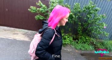 Рыжая девушка встретила своего фаната на улице и согласилась на минет
