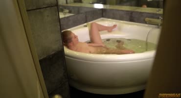 Сводный братик разводит сеструху на домашний трах в ванне