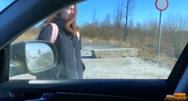 Смазливая русская красотуля устраивает отсос в машине