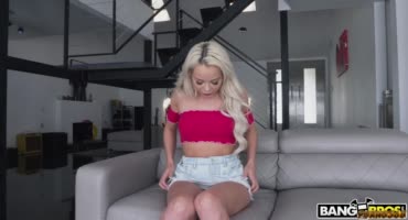 Красивая блондинка топит за межрассовое видео