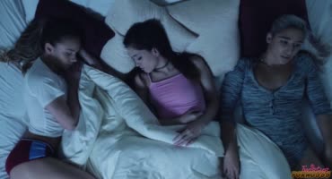 Делёжка кровати привела двух подруг к лесбийскому сексу