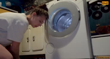 Русская домохозяйка полезла чинить стиральную машину и застряла