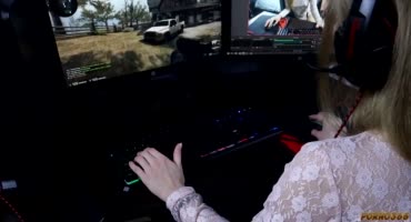 Девушка геймер стонет в голосой чат во время напряжённой катки