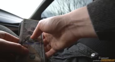Послушная потаскушка отдалась мужику в машине за деньги