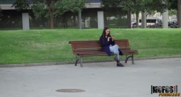 Парень предложил девушке в парке переспать за деньги 