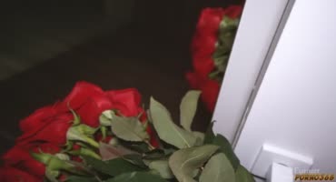 Фиа Мурр получила цветы и приглашение в кровать 